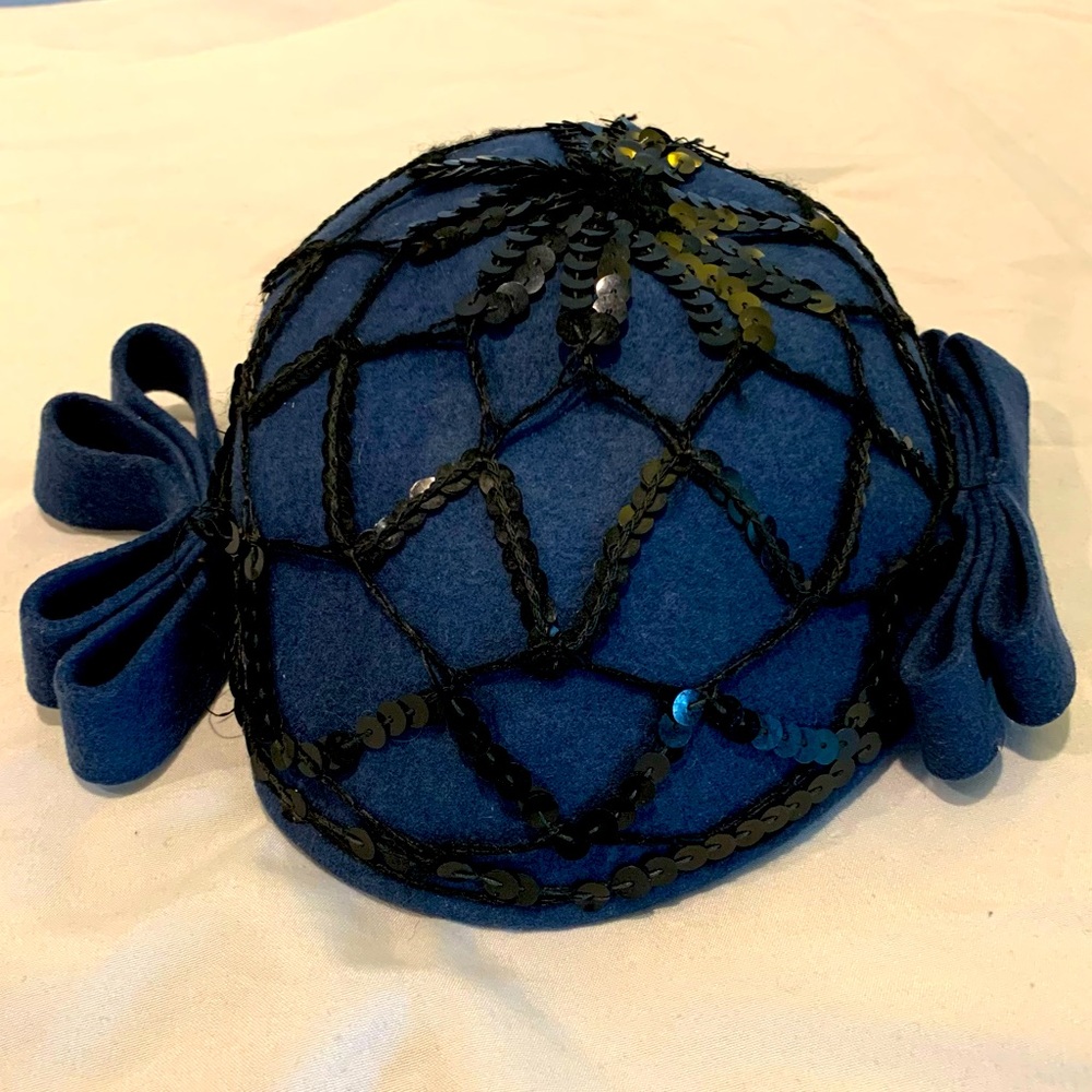 Vintage navy blue women’s New York Creations adjustable felt hat with sequins